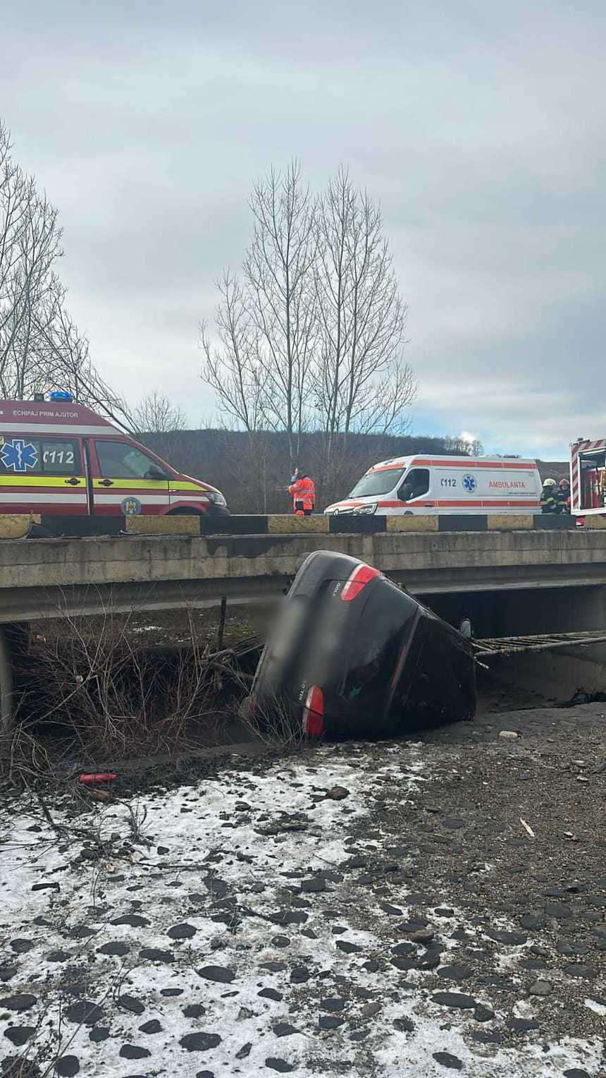 Cluj: Patru răniţi, după ce un şofer a pierdut controlul asupra direcţiei iar maşina sa s-a răsturnat, rămânând pe o parte, pe marginea unui pârâu
