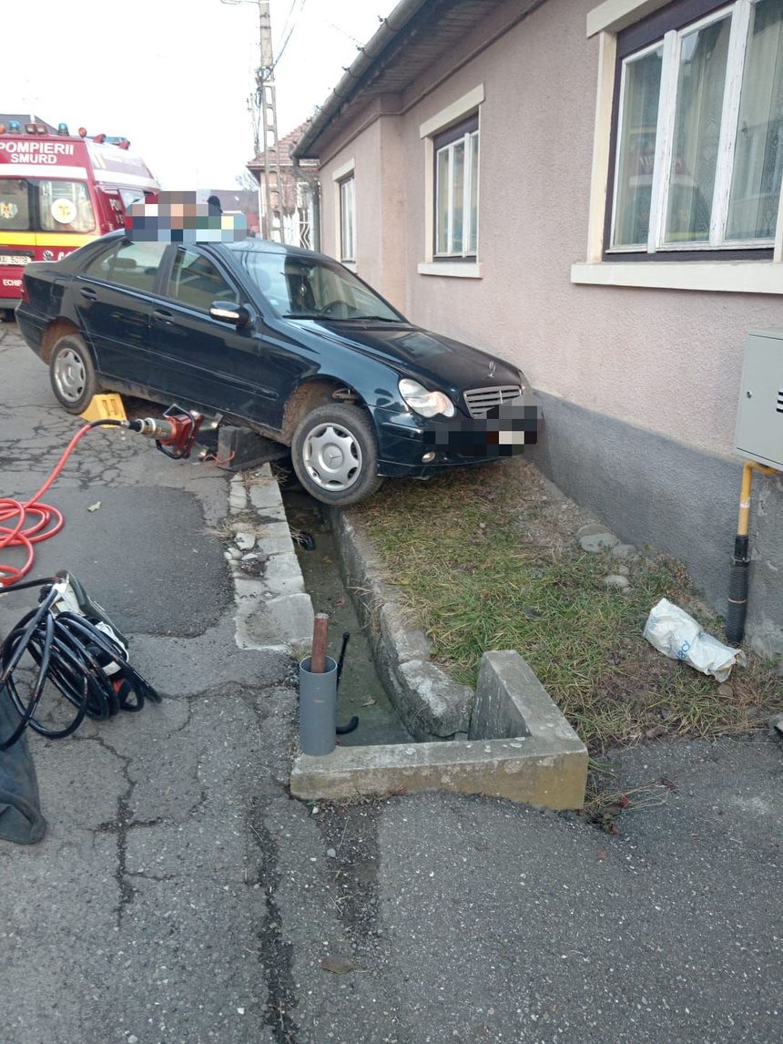 Mureş: Dosar de vătămare corporală din culpă după ce un şofer a lăsat neasigurat un autoturism, pe o stradă în pantă, iar maşina a pornit la vale, prinzând sub ea o femeie. Victima a ajuns în stare gravă la spital
