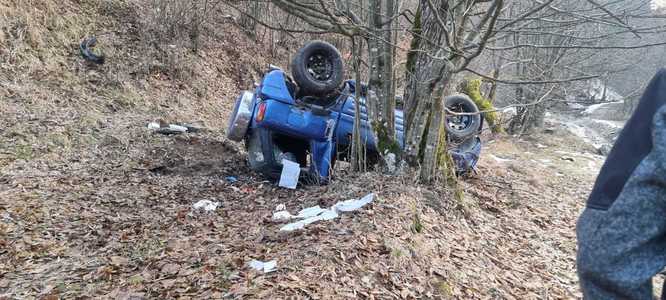 Bistriţa Năsăud: Patru persoane au scăpat cu răni uşoare după ce autovehiculul în care se aflau s-a răsturnat, proptindu-se într-un pom
