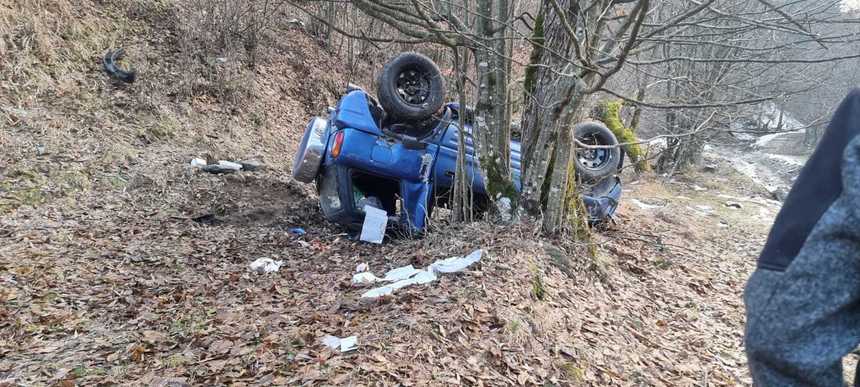 Bistriţa Năsăud: Patru persoane au scăpat cu răni uşoare după ce autovehiculul în care se aflau s-a răsturnat, proptindu-se într-un pom
