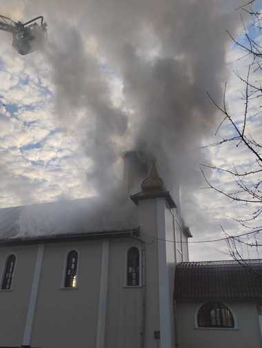 Maramureş: Incendiu la acoperişul unei biserici din localitatea Crăciuneşti
