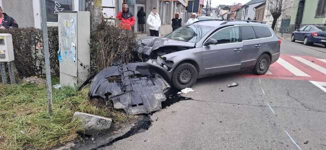 Cluj: Accident cu victime, pe o stradă din Dej. Trei persoane, între care un copil de 13 ani, vor fi duse la spital