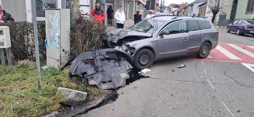 Cluj: Accident cu victime, pe o stradă din Dej. Trei persoane, între care un copil de 13 ani, vor fi duse la spital