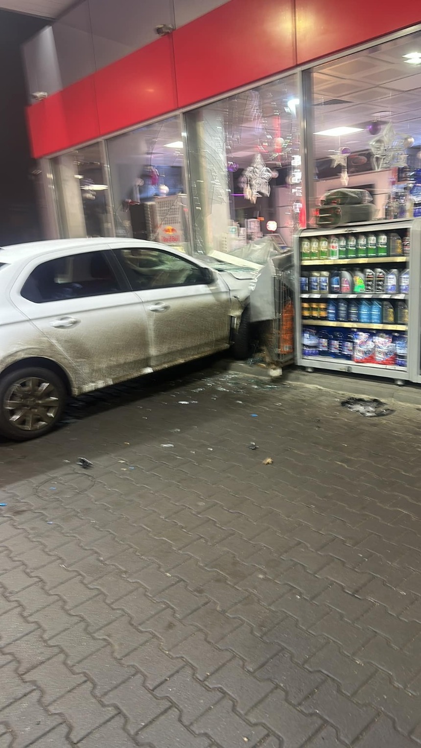 Timişoara: Un cetăţean marocan a intrat cu maşina în vitrina unei benzinării/ El a susţinut că a încurcat pedalele autoturismului - FOTO