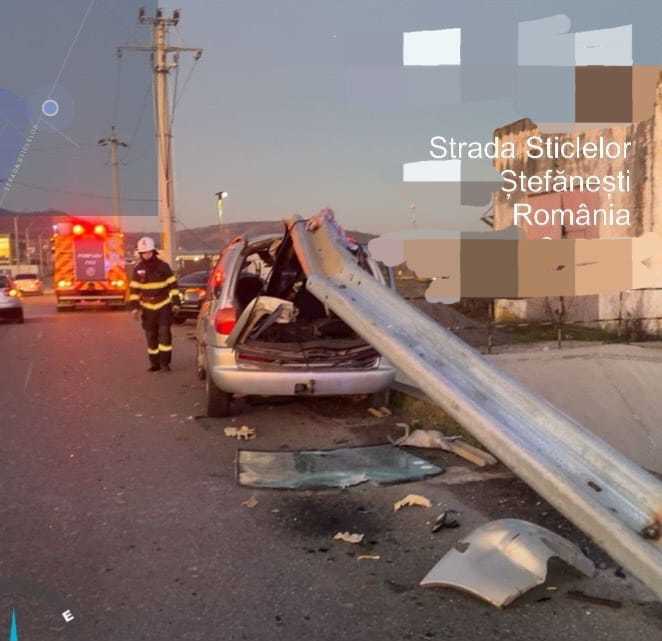 UPDATE - Accident spectaculos în judeţul Argeş. Un şofer a scăpat cu viaţă după maşina sa a fost străpunsă de un parapet metalic/ Primele date ale Poliţiei arată că el era beat - FOTO