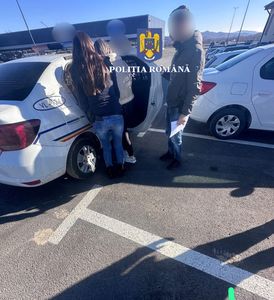 Vâlcea: Tânără de 18 ani, anchetată pentru mai multe infracţiuni după ce, beată fiind, a lovit cu autoturismul un bătrân şi a fugit de la locul accidentului