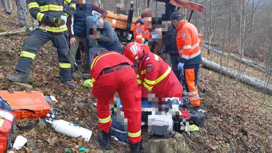 UPDATE Alba: Bărbat în stop cardiac, după ce un tractor s-a răsturnat peste el, într-o zonă greu accesibilă/ Victima a răspuns manevrelor de resuscitare şi este dus la spital