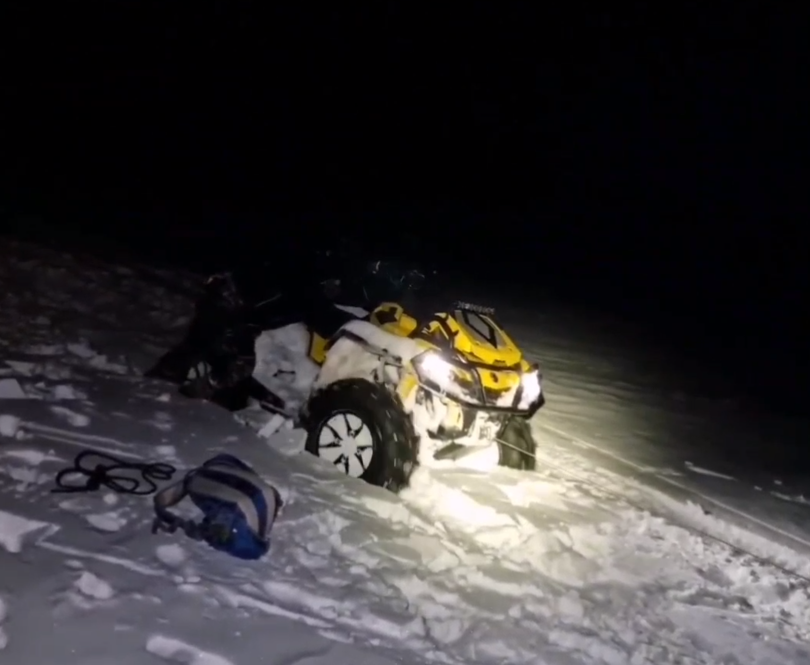 Alba: Turist care a rămas blocat cu ATV-ul în zăpadă, recuperat de jandarmii montani de la Şugag/ Ulterior, el a fost amendat - VIDEO