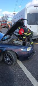 Vâlcea - Accident între un autoturism şi un microbuz de transport persoane, pe centura municipiului Râmnicu Vâlcea. Şoferul autoturismului a fost rănit. Traficul este blocat - FOTO