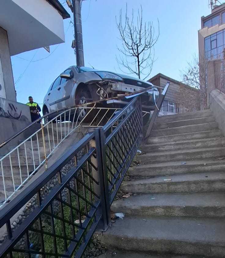 O maşină a lovit o ambulanţă pe un bulevard din Craiova, iar autoturismul a fost proiectat într-o balustradă metalică / În urma accidentului nu au fost persoane rănite - FOTO
