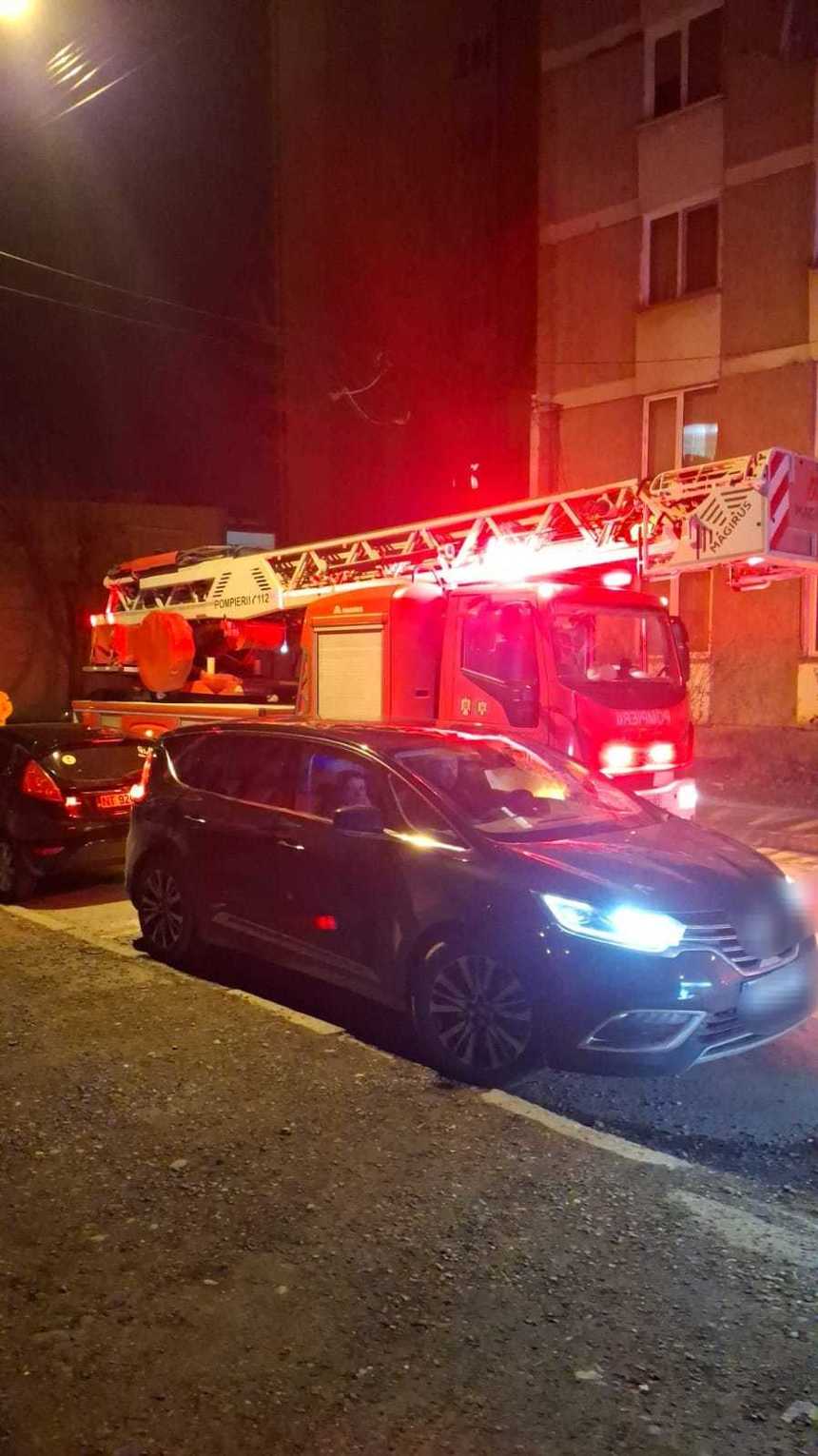 Incendiu într-un apartament din Piatra-Neamţ / Şase persoane au ieşit din bloc până la sosirea echipelor de intervenţie, iar două au fost evacuate de pompieri / Nu au existat persoane rănite