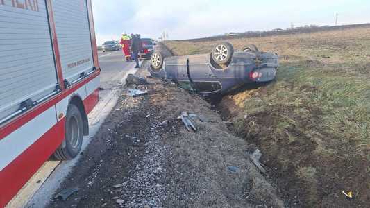 Suceava: Şapte persoane, între care doi copii, implicate într-un accident rutier. Două autoturisme s-au ciocnit, fiind proiectate în afara şoselei FOTO