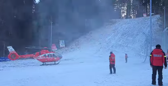 Accident grav pe pârtia din staţiunea Buşteni. O femeie a fost lovită de o sanie şi a suferit un traumatism al coloanei vertebrale VIDEO