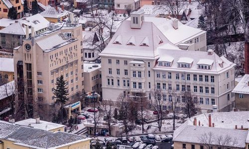 Femeie care a plecat fără acordul medicilor din Maternitatea din Braşov, găsită de către jandarmi şi convinsă să revină în spital