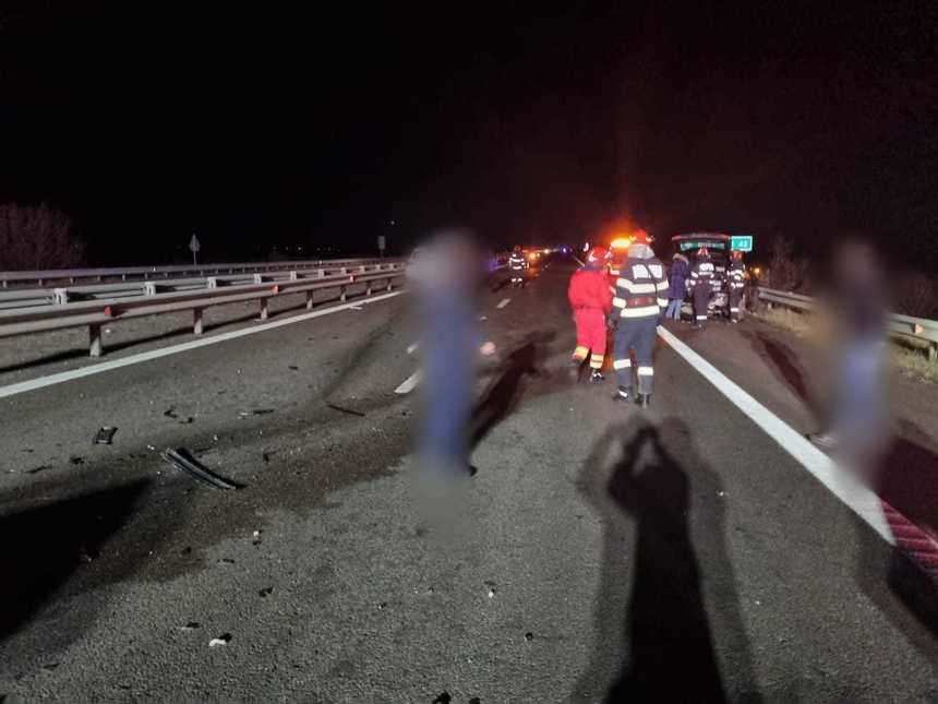 Accident cu cinci maşini în care erau 15 persoane, pe A3, în judeţul Prahova / 4 persoane primesc îngrijiri medicale la faţa locului / Circulaţie oprită pe ambele benzi ale sensului de mers către Bucureşti - FOTO