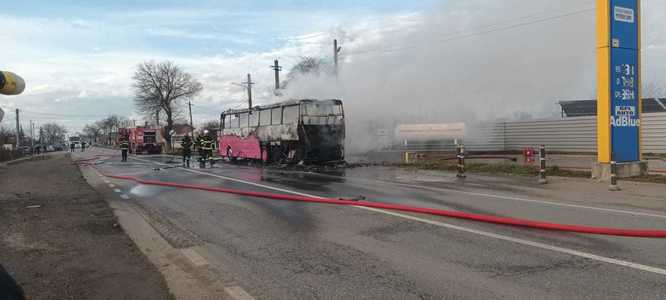 UPDATE - Neamţ: Incendiu la un autocar aflat în apropierea unei staţii de carburanţi/ Toate persoanele au coborât din autocar/ Persoanele din gospodăriile din zonă, evacuate întrucât în zonă este o staţie GPL/ Incendiul, stins - VIDEO