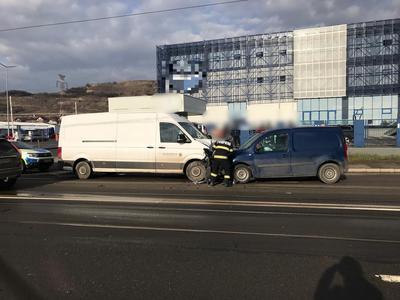 Un şofer a lovit două maşini, la Cluj-Napoca, apoi a fugit/ În urma accidentului, o femeie a ajuns la spital/ Şoferul, găsit de poliţişti, avea o concentraţie de 0,7 la mie în aerul expirat