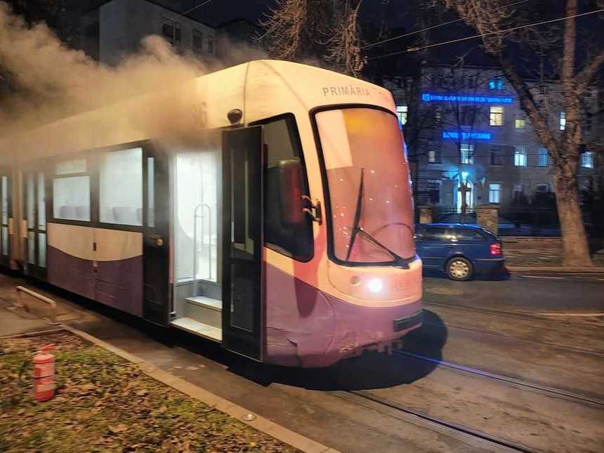 Incendiu izbucnit la un tramvai electric lângă Spitalul de Copii din Timişoara / Călătorii s-au autoevacuat