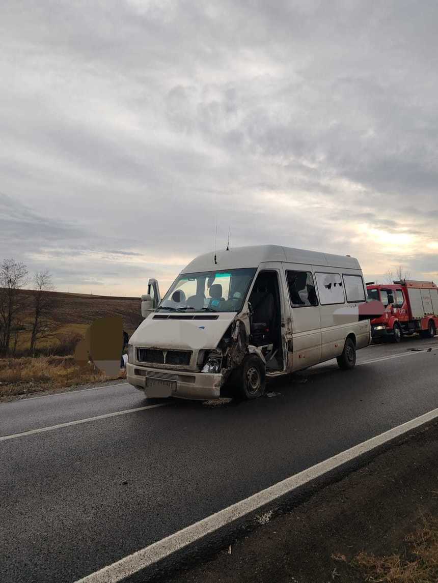 Neamţ: Accident între un microbuz în care se aflau opt persoane şi un camion cu remorcă/ O fetiţă de cinci ani a fost transportată la spital