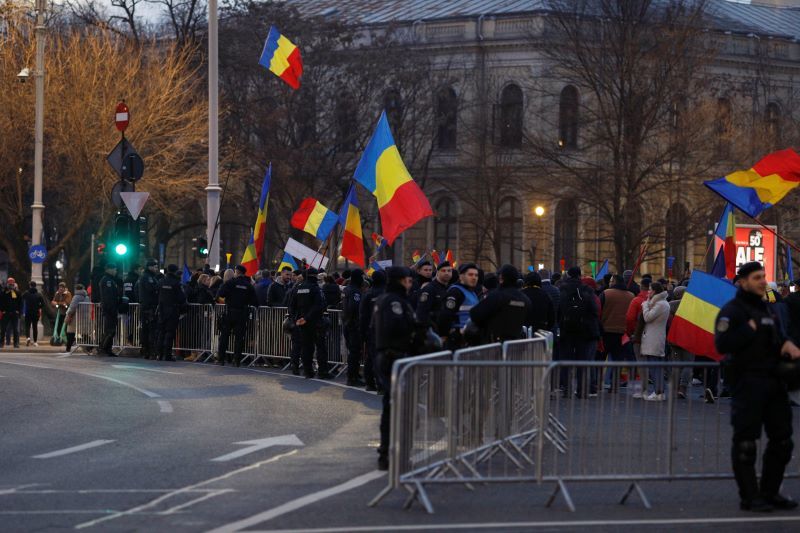 UPDATE - Protest în Bucureşti - Jadarmii au oprit persoane cu bagaje voluminoase sau care aveau asupra lor cuţite, briceag sau substanţe interzise / Acte de sesizare penală / Fumigene, descoperite asupra unui bărbat - FOTO