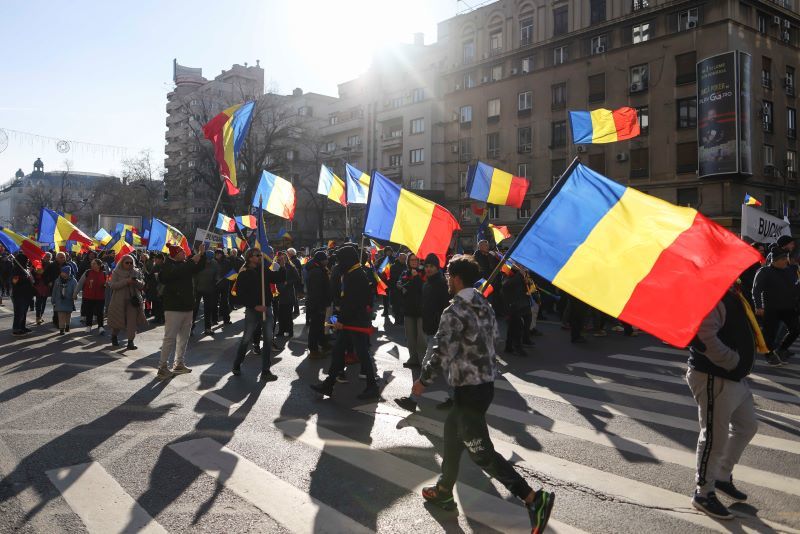 Protest în Bucureşti – Jandarmerie: Toţi participanţii au ajuns în Piaţa Victoriei / Nu au fost înregistrate incidente / Apel la participanţi să nu se abată de la traseul aprobat, întrucât au fost impure restricţii de trafic pentru siguranţa participanţilor

