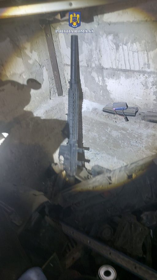 Percheziţii în două comune din Galaţi, la persoane suspectate de contrabandă, nerespectarea regimului armelor şi muniţiilor, uz de armă fără drept şi braconaj / Două arme letale şi mai multe neletale, descoperite / Şapte bărbaţi, reţinuţi - FOTO