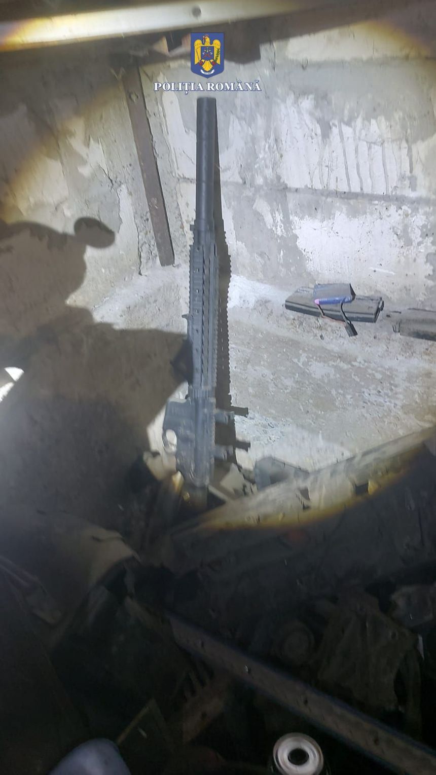 Percheziţii în două comune din Galaţi, la persoane suspectate de contrabandă, nerespectarea regimului armelor şi muniţiilor, uz de armă fără drept şi braconaj / Două arme letale şi mai multe neletale, descoperite / Şapte bărbaţi, reţinuţi - FOTO