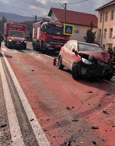Microbuz de transport persoane, implicat în accident în judeţul Vâlcea / În total sunt implicate 12 persoane / Trafic blocat pe DN 7, la Bujoreni / Cinci persoane, transportate la spital - FOTO