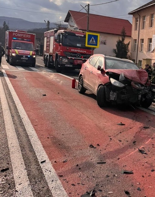 Microbuz de transport persoane, implicat în accident în judeţul Vâlcea / În total sunt implicate 12 persoane / Trafic blocat pe DN 7, la Bujoreni / Cinci persoane, transportate la spital - FOTO