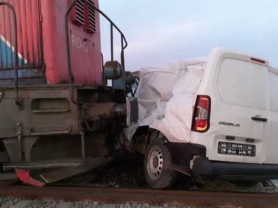 UPDATE - Autoutilitară lovită de tren în judeţul Cluj / Un bărbat a murit / Circulaţia feroviară oprită temporar între staţiile Gherla şi Dej - FOTO