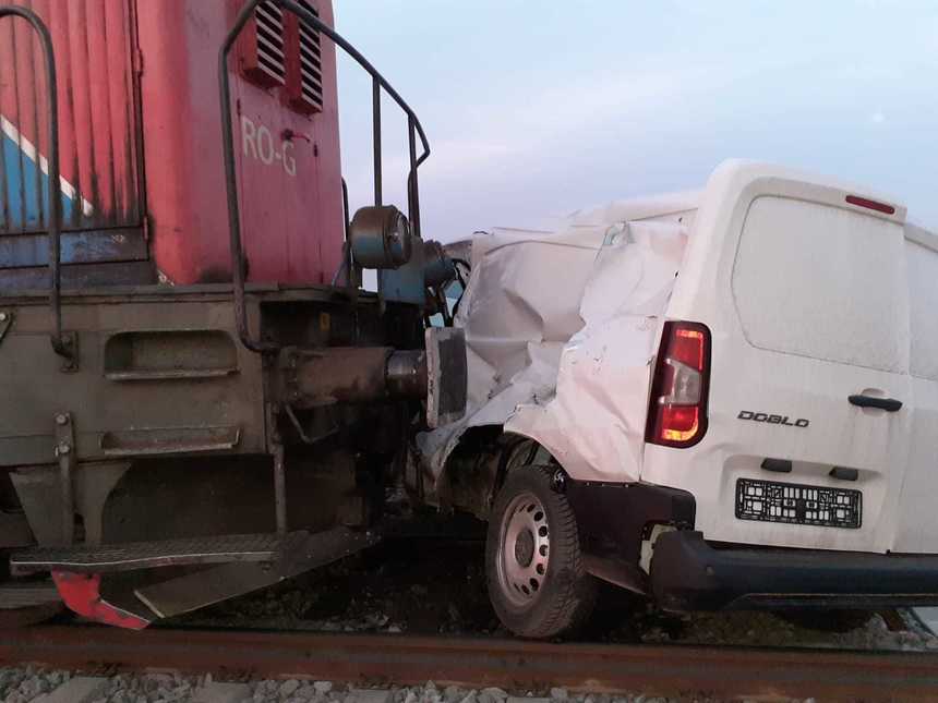 UPDATE - Autoutilitară lovită de tren în judeţul Cluj / Un bărbat a murit / Circulaţia feroviară a fost reluată / Precizările poliţiştilor - FOTO