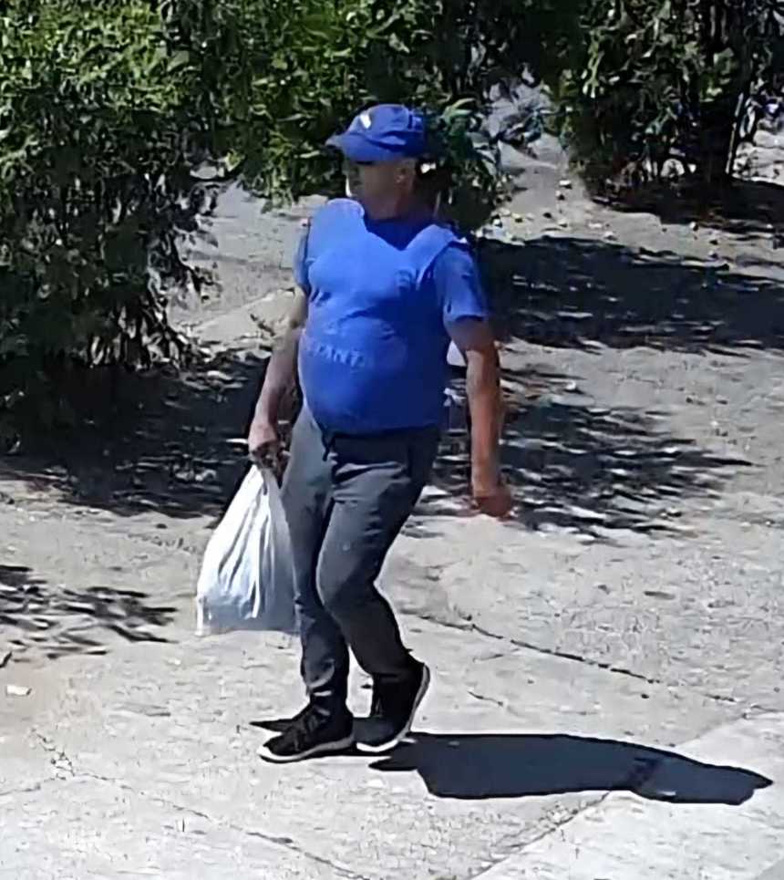 Poliţia Judeţeană Constanţa solicită ajutorul cetăţenilor pentru identificarea bărbatului care a intrat într-o curte, în urmă cu şase luni, şi a tras cu un pistol cu bile asupra proprietarului - FOTO
