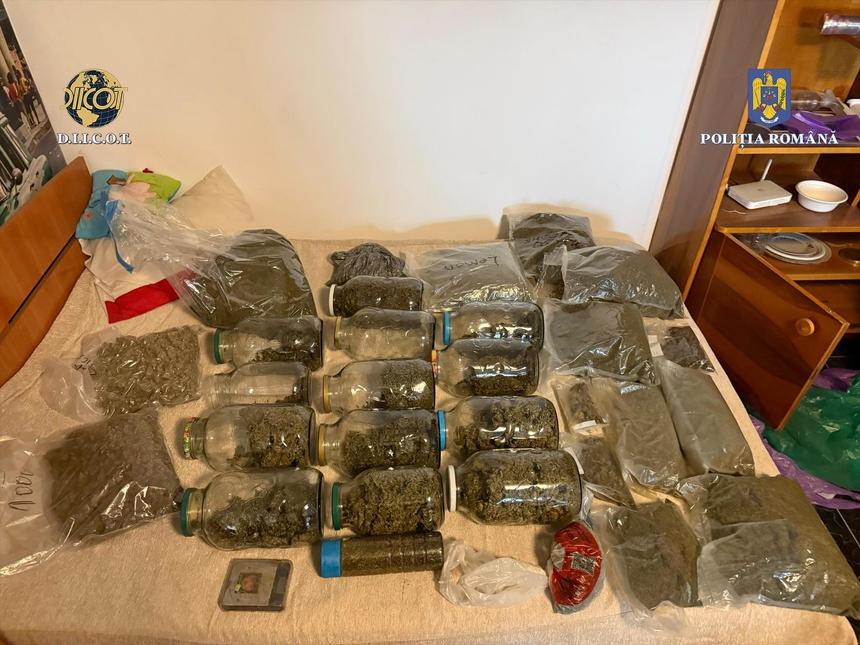 Bărbat care intenţiona să vândă droguri la un eveniment privat din Bucureşti, reţinut / Anchetatorii au găsit plicuri şi borcane cu substanşe susceptibile a fi droguri în dulapurile din casa bărbatului - FOTO