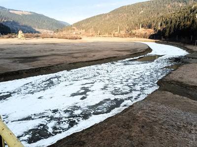 Aglomerări de gheţuri cu grosimi cuprinse între 5 şi 10 cm, pe râul Bistriţa / Zona, monitorizată de specialiştii Apele Române