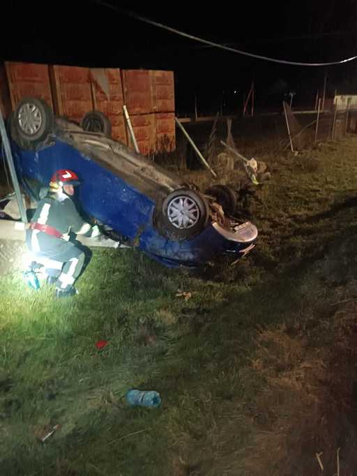 Suceava: Doi copii, transportaţi la spital după ce maşina în care se aflau a ieşit de pe şosea şi s-a răsturnat - FOTO
