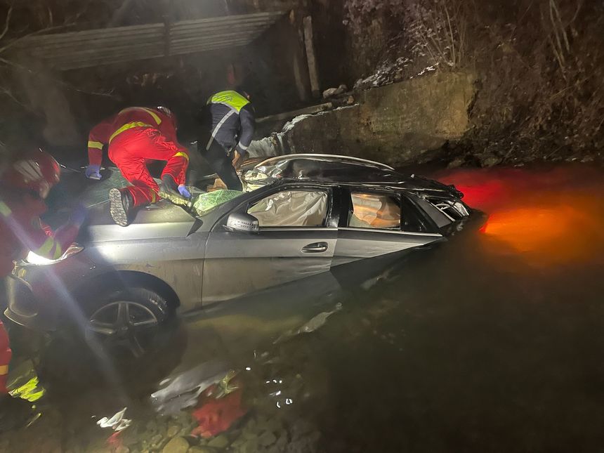 Satu Mare: Patru persoane, transportate la spital după ce autoturismul în care se aflau a căzut într-o vale cu apă/ Şoferul a avut nevoie de descarcerare - FOTO