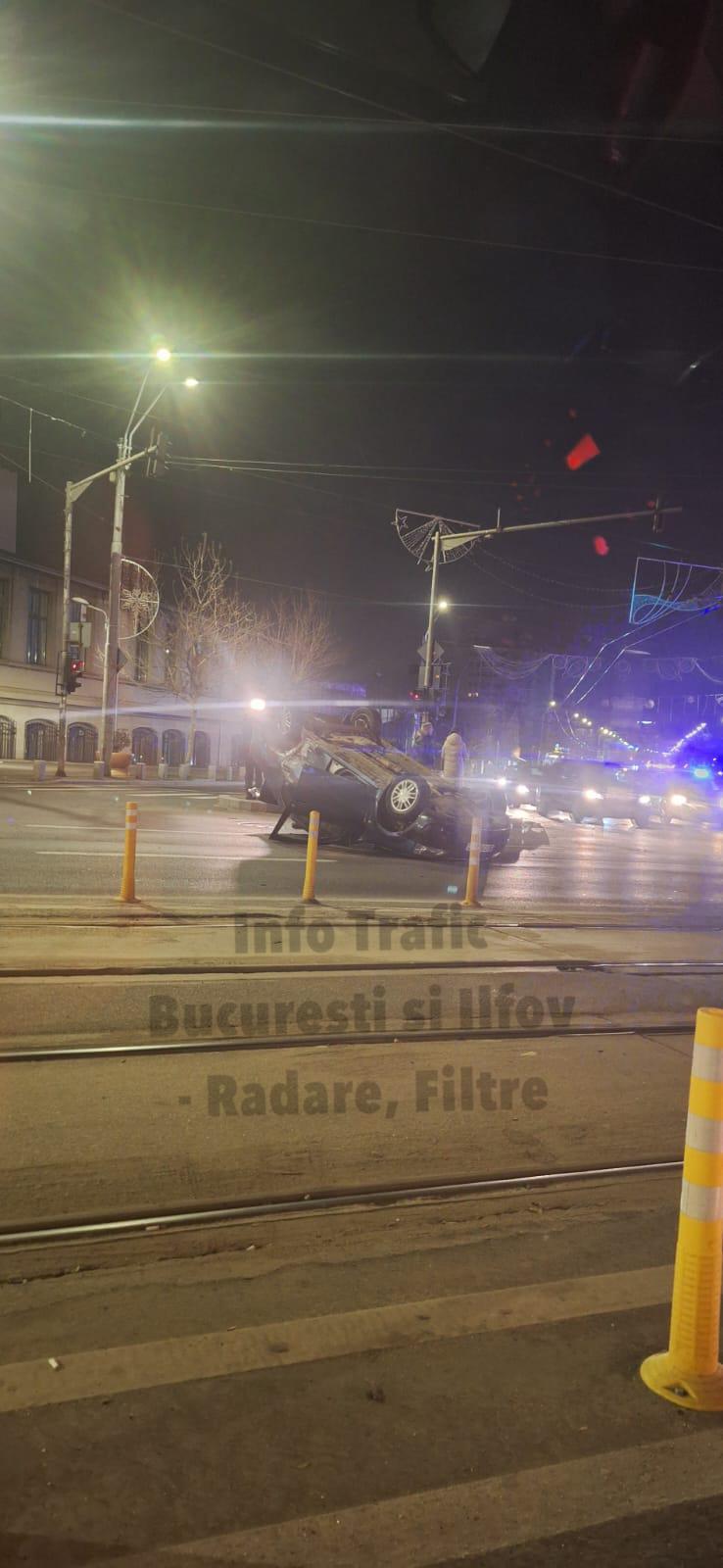 Bucureşti - O maşină de Poliţie s-a ciocnit cu un alt autovehicul. Ambii şoferi au fost răniţi, fiind transportaţi la spital - FOTO