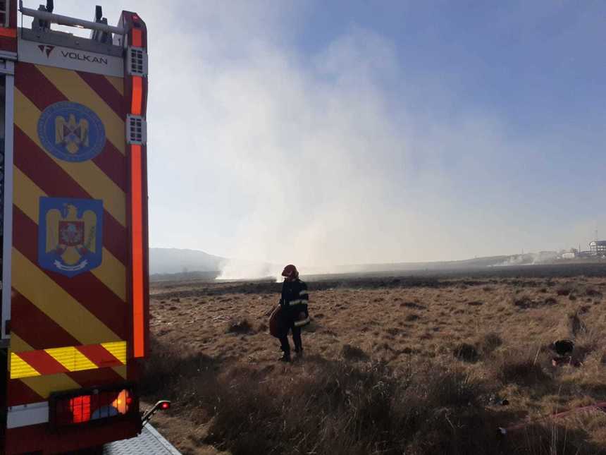 Vâlcea: Un incendiu a cuprins zece hectare de teren acoperit cu vegetaţie uscată. Focul  fost stins de către pompieri şi voluntari
