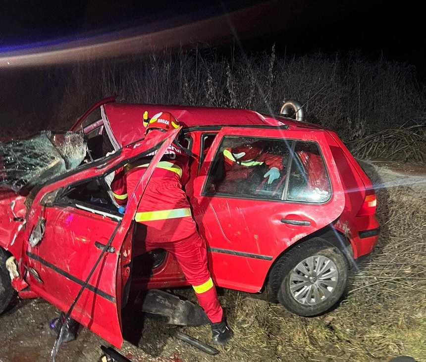 Alba: Tânăr de 18 ani, mort după ce autoturismul pe care îl conducea s-a răsturnat, din cauza vitezei. Alte două persoane au fost rănite în accident
