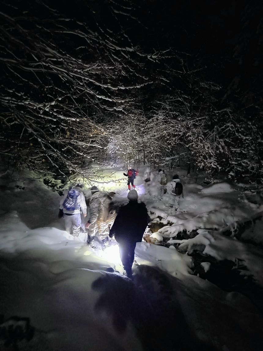 Maramureş - Cinci ucraineni care au trecut graniţa prin munţi, recuperaţi de salvamontişti. Ei se aflau de 11 zile pe drum şi au spus că au fugit de război / Salvamontist: Mâncau şi se uitau la noi cu lacrimi în ochi şi ne luau la rând îmbrăţişându-ne 
