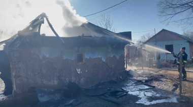 Argeş: Un tânăr de 23 de ani a fost rănit, iar casa i-a fost cuprinsă de incendiu după ce bărbatul a încercat să aprindă focul în sobă turnând benzină peste lemne
