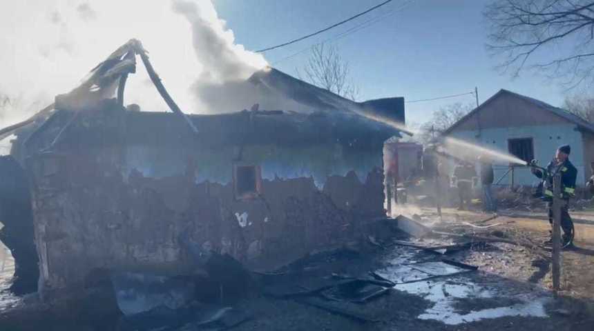 Argeş: Un tânăr de 23 de ani a fost rănit, iar casa i-a fost cuprinsă de incendiu după ce bărbatul a încercat să aprindă focul în sobă turnând benzină peste lemne
