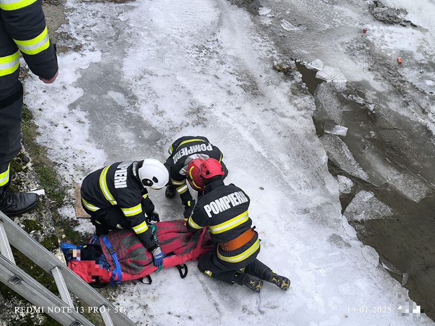 Mureş: Doi copii, scoşi de către pompieri din albia unui râu. Unul dintre ei, rănit, a fost dus la spital - FOTO
