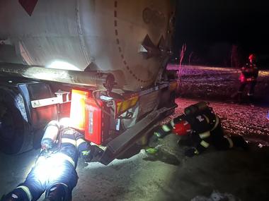 UPDATE - Accident pe DN 13 Braşov-Târgu Mureş, în apropiere de Sighişoara, între un autotren şi o autocisternă cu motorină / ISU Mureş: Scurgerile care se produc din cisterna încărcată cu 7 tone de motorină nu sunt masive/ Combustibilul a fost transvazat