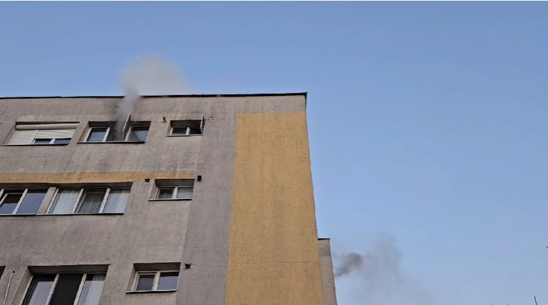 UPDATE - Incendiu într-o garsonieră din Slatina / 12 persoane au fost evacuate din bloc / Proprietara locuinţei a suferit un atac de panică
