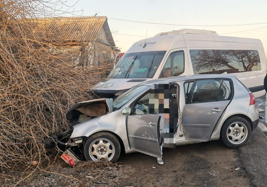 Tulcea: Accident rutier după ce o maşină a intrat într-un microbuz / Opt persoane au fost rănite 