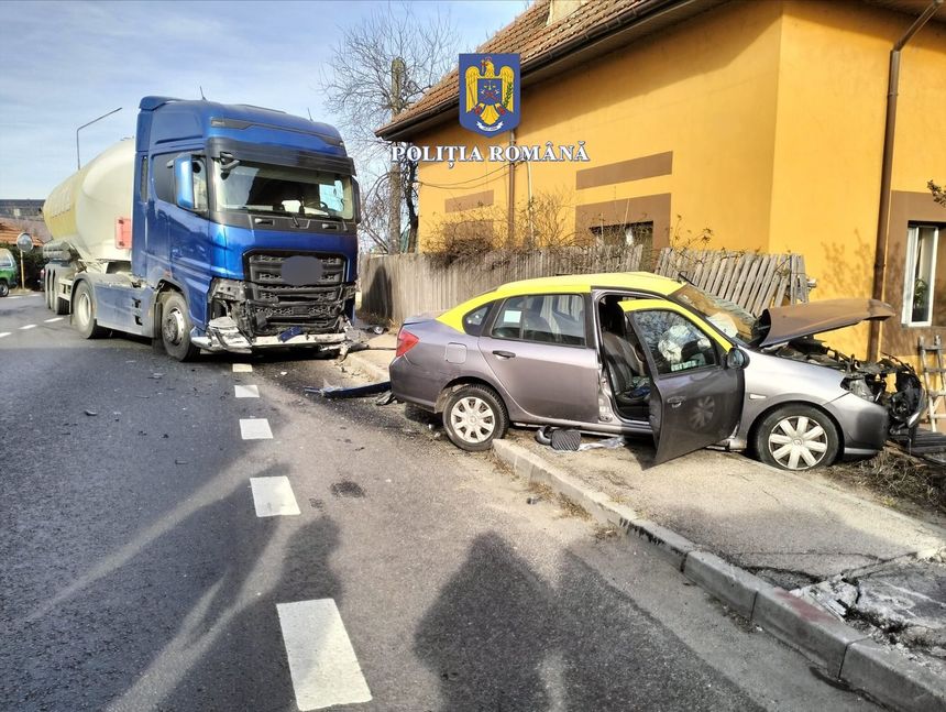 Accident rutier mortal pe Valea Oltului, unde un autoturism condus de un octogenar s-a izbit violent de o cisternă - FOTO
