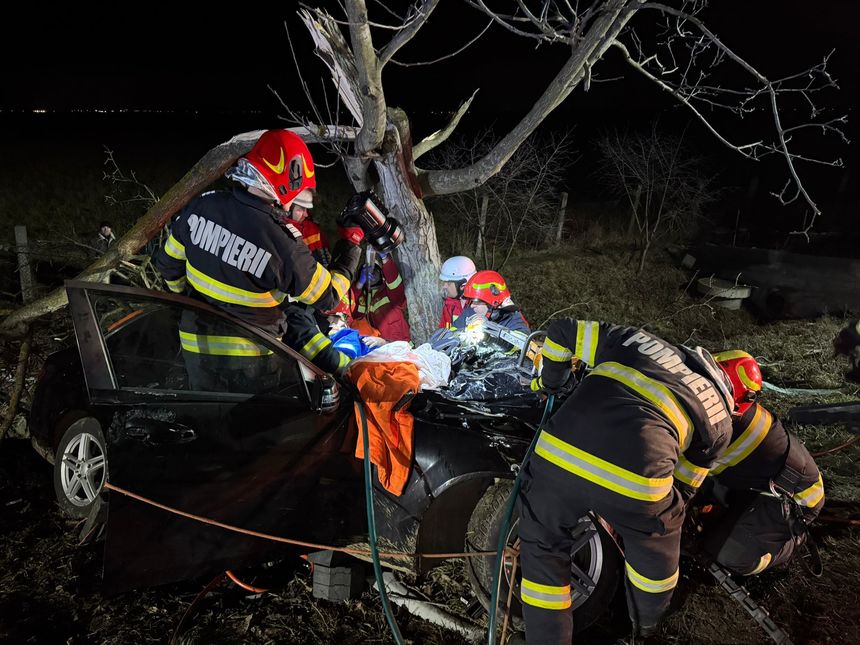 Satu Mare: Intervenţie de peste două ore a echipajelor de descarcerare pentru scoaterea unui bărbat dintr-o maşină care a intrat într-un copac / Victima, cu politraumatisme, transportată la spital / Un băiat de 14 ani a fost şi el rănit - FOTO

