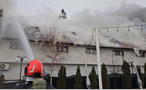 UPDATE Incendiu puternic la o clădire din Slatina / Focul se manifestă pe 10.000 de metri pătraţi / Pompierii intervin cu mai multe autospeciale/ Au venit forţe noi în sprijinul pompierilor  VIDEO