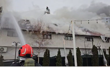 UPDATE - Incendiu puternic la o clădire din Slatina/ Focul se manifestă pe 10.000 de metri pătraţi/ Pompierii intervin cu mai multe autospeciale/ Au venit forţe noi în sprijinul pompierilor/ Incendiul a fost localizat - VIDEO